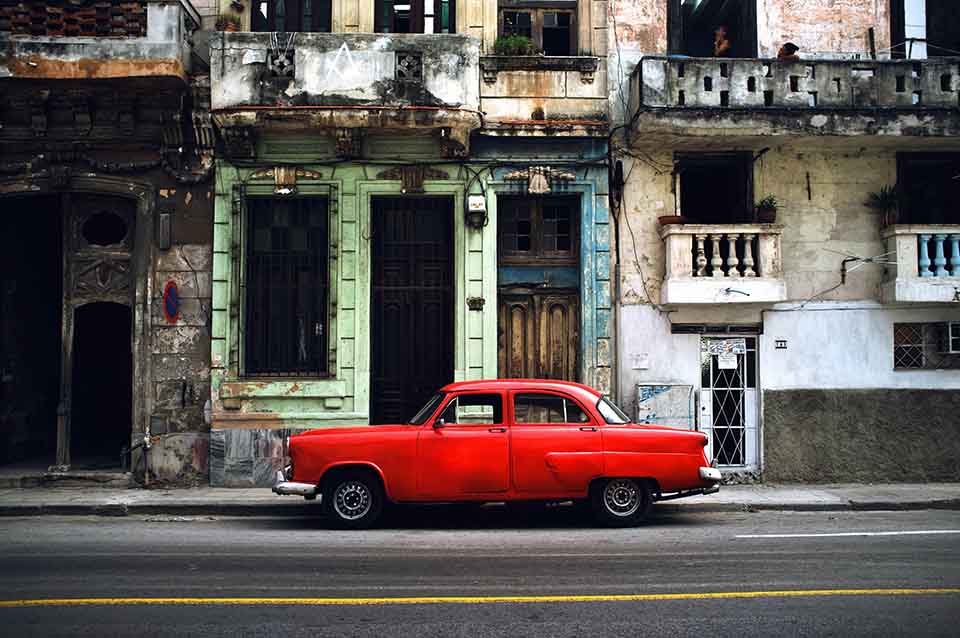 Carro vermelho em Cuba
