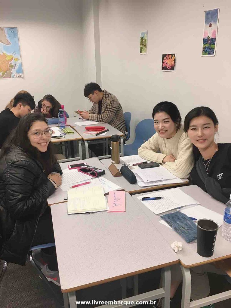 Eu e minhas colegas japonesas na aula de writing, na ILSC